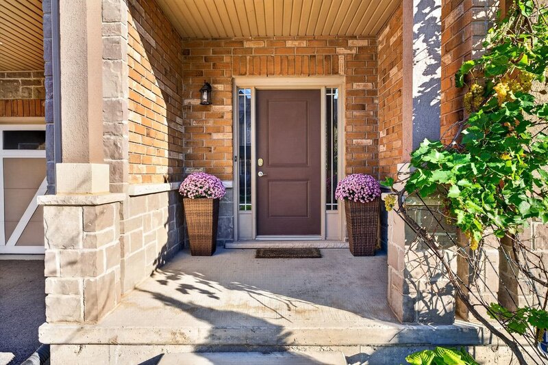 LARGE 3-STOREY TOWNHOUSE UNIT IN HAMILTON