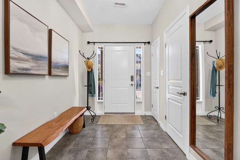 LARGE 3-STOREY TOWNHOUSE UNIT IN HAMILTON