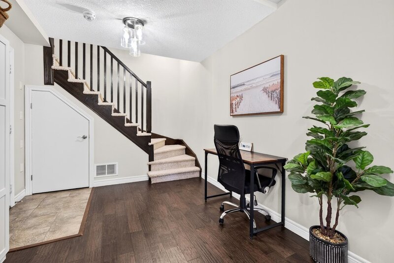 LARGE 3-STOREY TOWNHOUSE UNIT IN HAMILTON