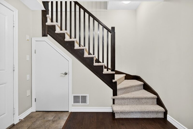 LARGE 3-STOREY TOWNHOUSE UNIT IN HAMILTON