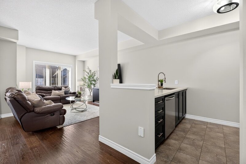 LARGE 3-STOREY TOWNHOUSE UNIT IN HAMILTON