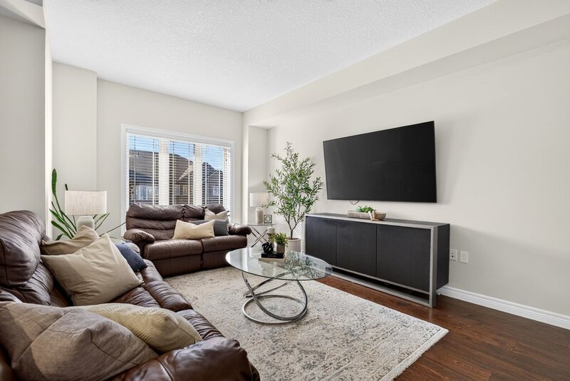 LARGE 3-STOREY TOWNHOUSE UNIT IN HAMILTON