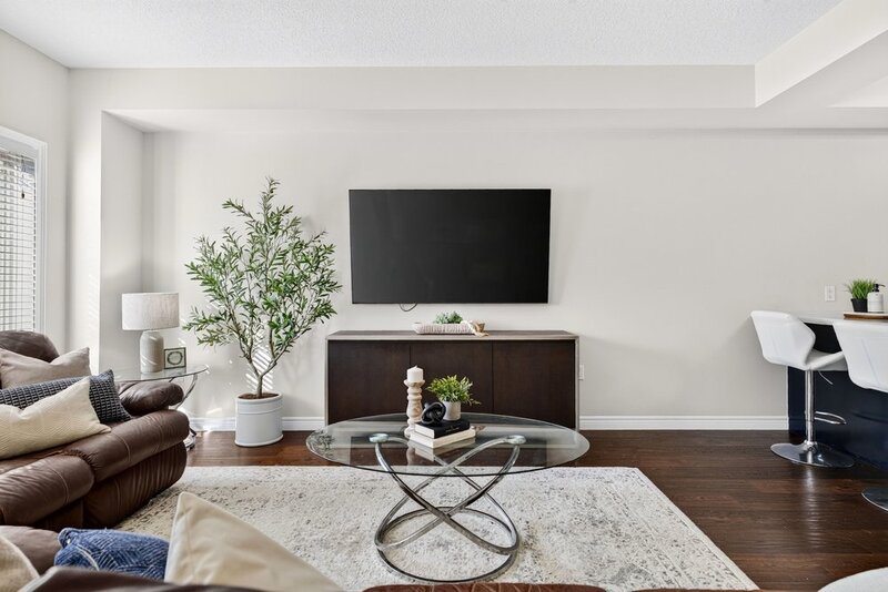 LARGE 3-STOREY TOWNHOUSE UNIT IN HAMILTON