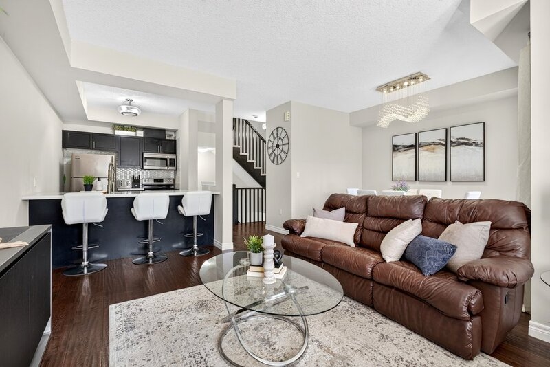 LARGE 3-STOREY TOWNHOUSE UNIT IN HAMILTON