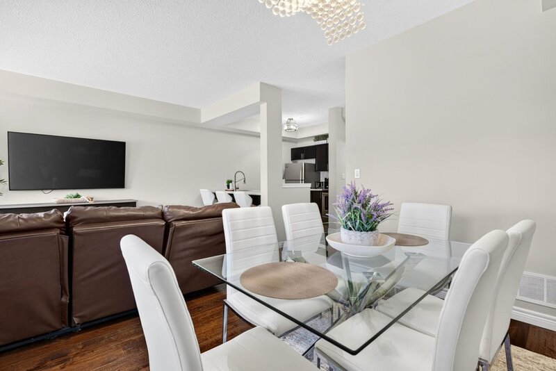 LARGE 3-STOREY TOWNHOUSE UNIT IN HAMILTON