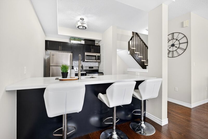 LARGE 3-STOREY TOWNHOUSE UNIT IN HAMILTON