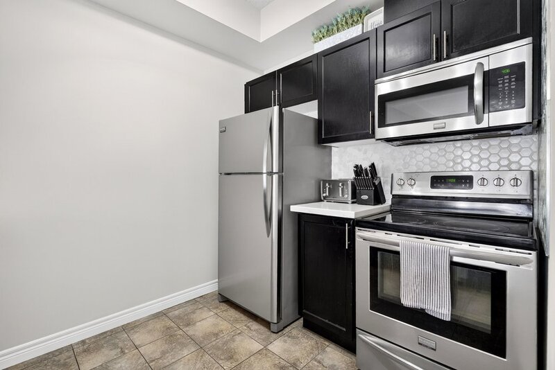 LARGE 3-STOREY TOWNHOUSE UNIT IN HAMILTON