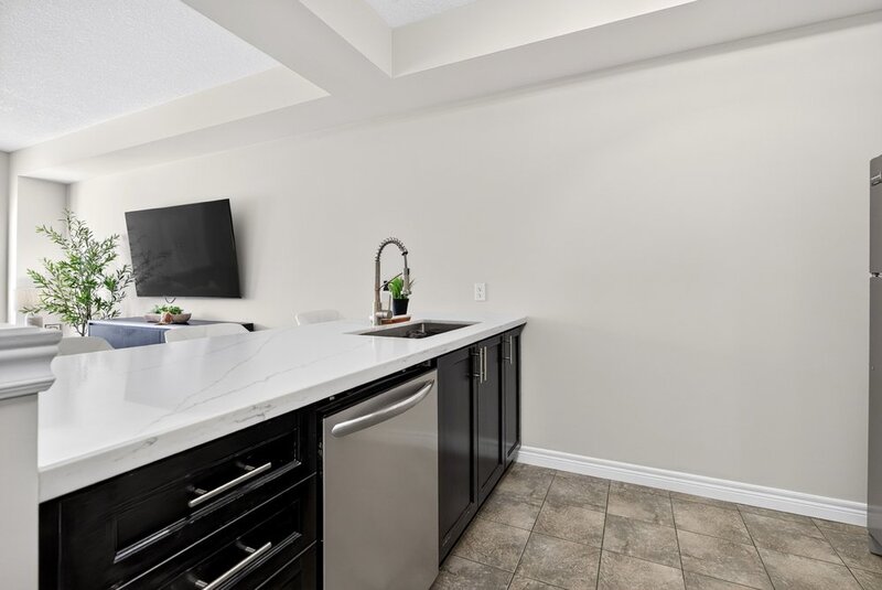 LARGE 3-STOREY TOWNHOUSE UNIT IN HAMILTON