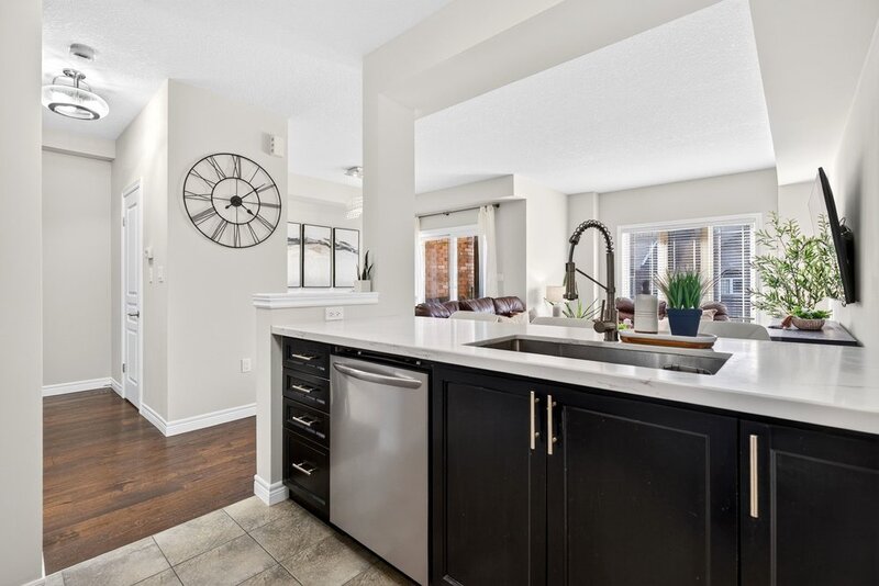 LARGE 3-STOREY TOWNHOUSE UNIT IN HAMILTON