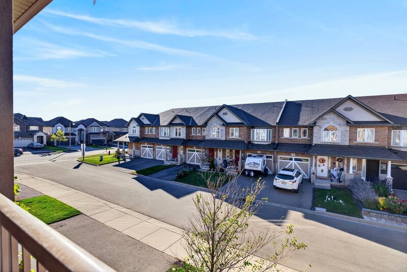 LARGE 3-STOREY TOWNHOUSE UNIT IN HAMILTON