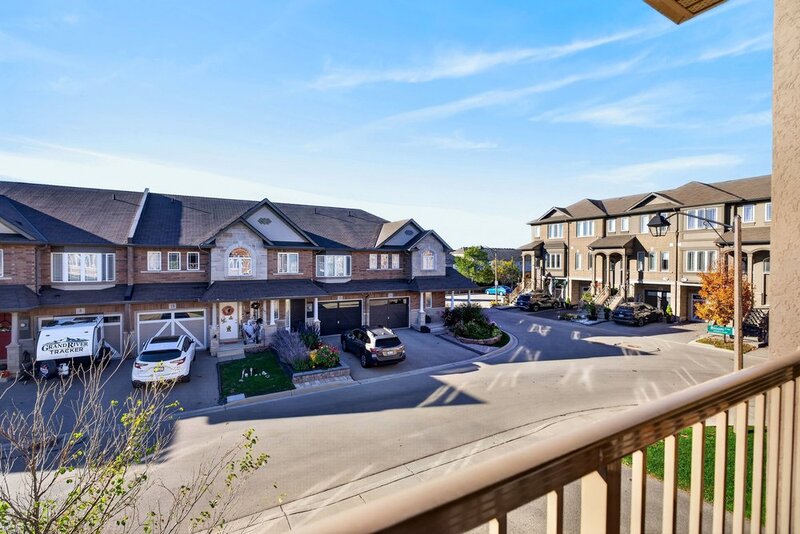LARGE 3-STOREY TOWNHOUSE UNIT IN HAMILTON
