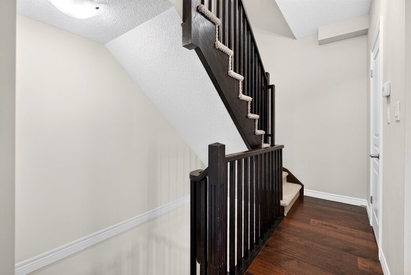 LARGE 3-STOREY TOWNHOUSE UNIT IN HAMILTON