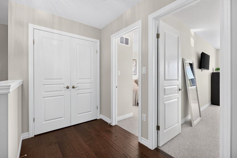 LARGE 3-STOREY TOWNHOUSE UNIT IN HAMILTON