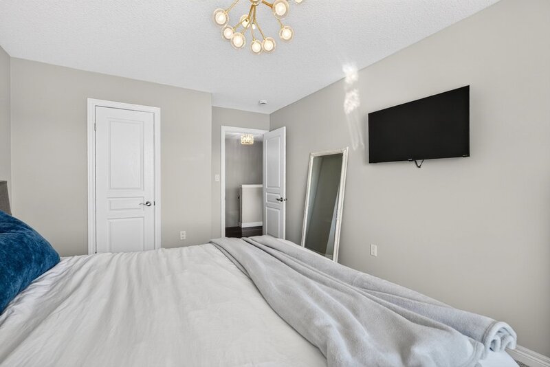 LARGE 3-STOREY TOWNHOUSE UNIT IN HAMILTON