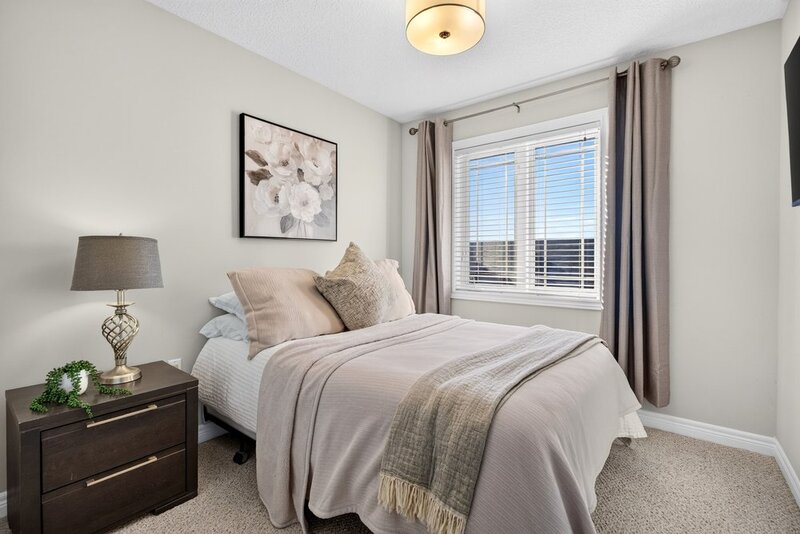 LARGE 3-STOREY TOWNHOUSE UNIT IN HAMILTON