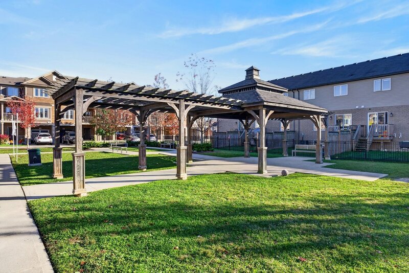 LARGE 3-STOREY TOWNHOUSE UNIT IN HAMILTON