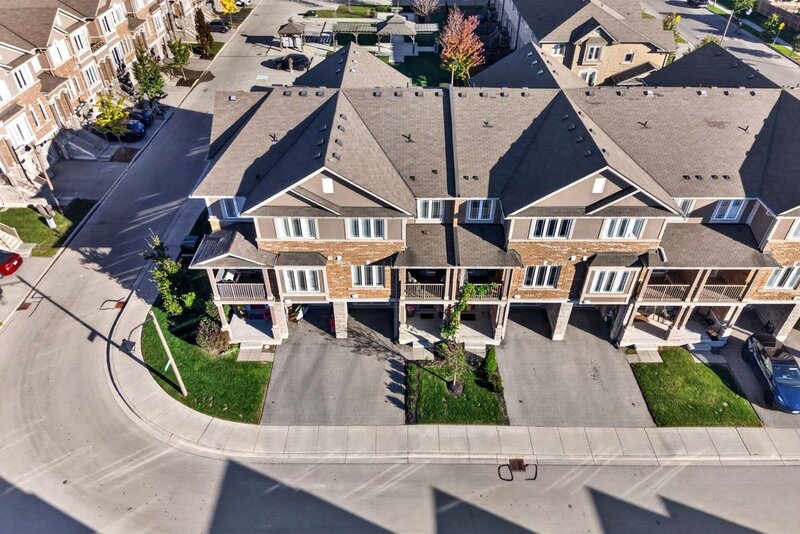 LARGE 3-STOREY TOWNHOUSE UNIT IN HAMILTON