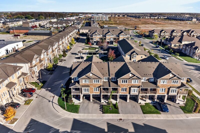 LARGE 3-STOREY TOWNHOUSE UNIT IN HAMILTON