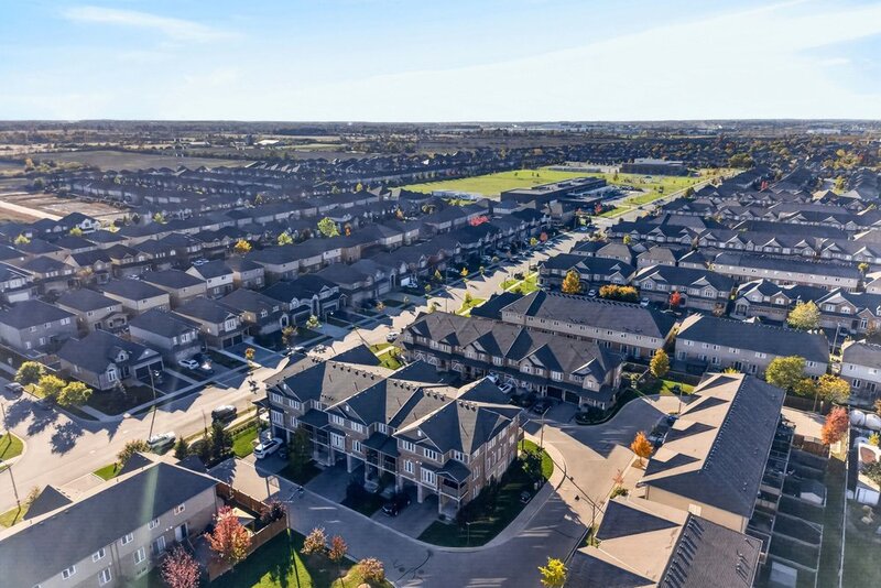 LARGE 3-STOREY TOWNHOUSE UNIT IN HAMILTON