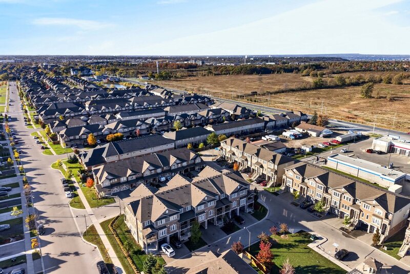 LARGE 3-STOREY TOWNHOUSE UNIT IN HAMILTON