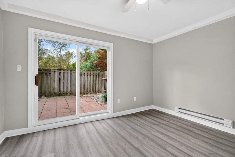 GREAT END UNIT CONDO IN PRIME STONEY CREEK LOCATION!