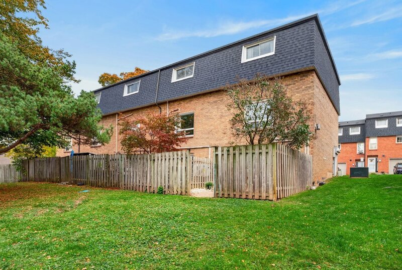 GREAT END UNIT CONDO IN PRIME STONEY CREEK LOCATION!