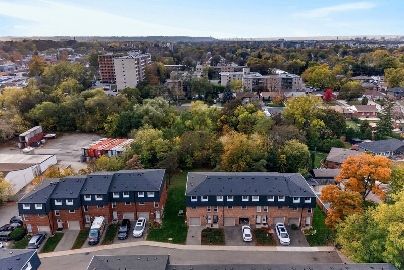 GREAT END UNIT CONDO IN PRIME STONEY CREEK LOCATION!