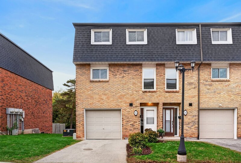 GREAT END UNIT CONDO IN PRIME STONEY CREEK LOCATION!