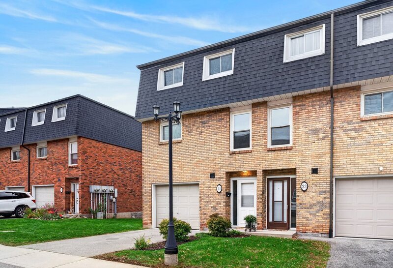 GREAT END UNIT CONDO IN PRIME STONEY CREEK LOCATION!