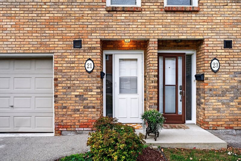 GREAT END UNIT CONDO IN PRIME STONEY CREEK LOCATION!