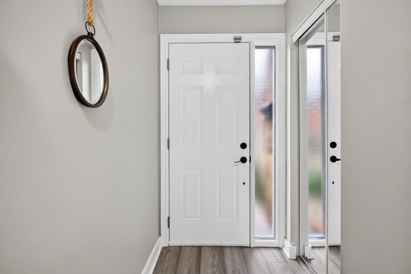 GREAT END UNIT CONDO IN PRIME STONEY CREEK LOCATION!