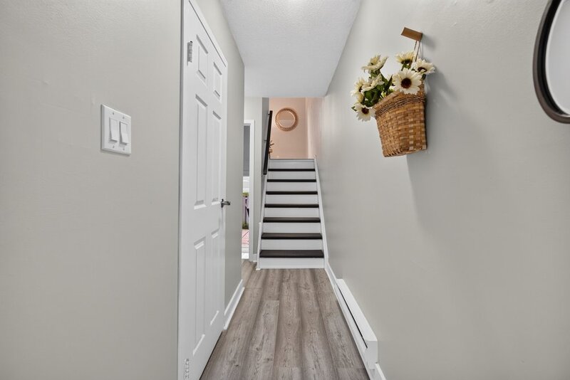 GREAT END UNIT CONDO IN PRIME STONEY CREEK LOCATION!