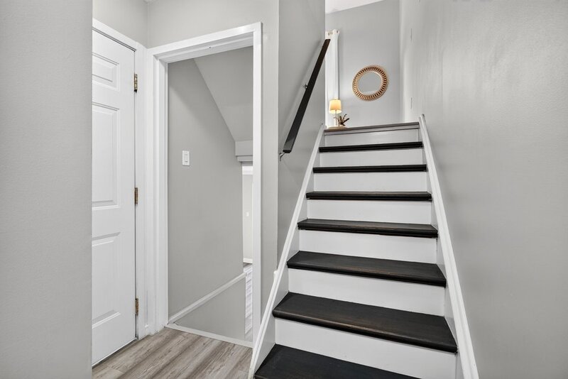 GREAT END UNIT CONDO IN PRIME STONEY CREEK LOCATION!