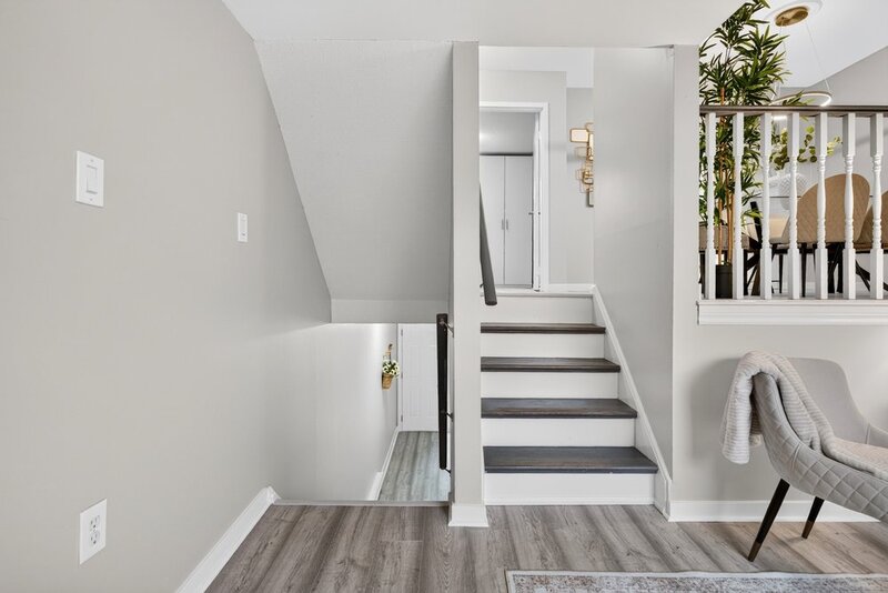 GREAT END UNIT CONDO IN PRIME STONEY CREEK LOCATION!