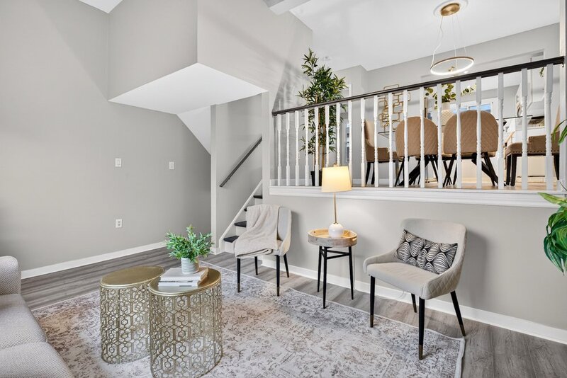 GREAT END UNIT CONDO IN PRIME STONEY CREEK LOCATION!