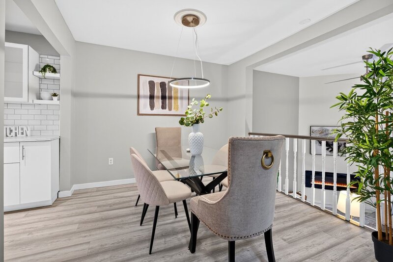 GREAT END UNIT CONDO IN PRIME STONEY CREEK LOCATION!