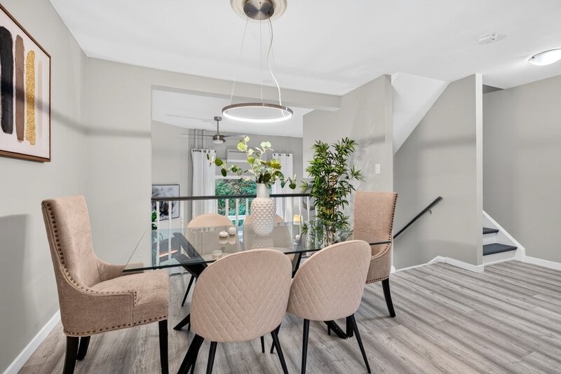 GREAT END UNIT CONDO IN PRIME STONEY CREEK LOCATION!