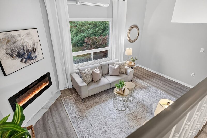 GREAT END UNIT CONDO IN PRIME STONEY CREEK LOCATION!