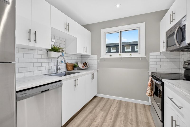 GREAT END UNIT CONDO IN PRIME STONEY CREEK LOCATION!