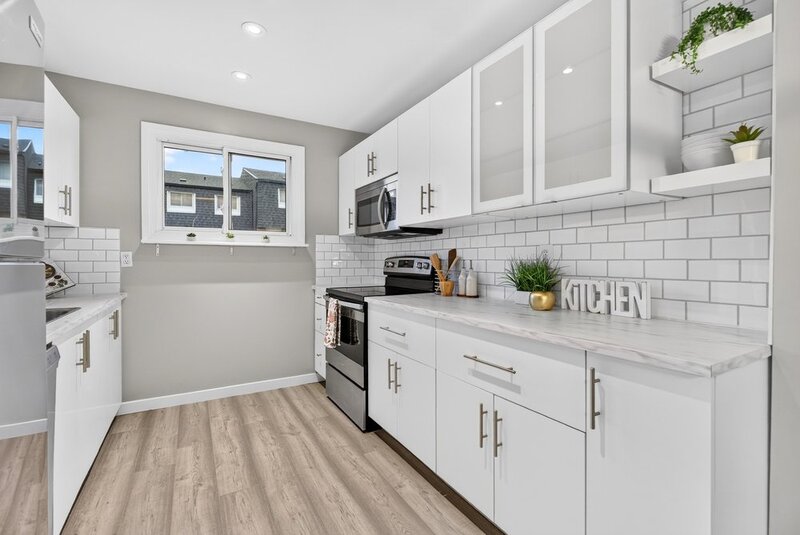 GREAT END UNIT CONDO IN PRIME STONEY CREEK LOCATION!
