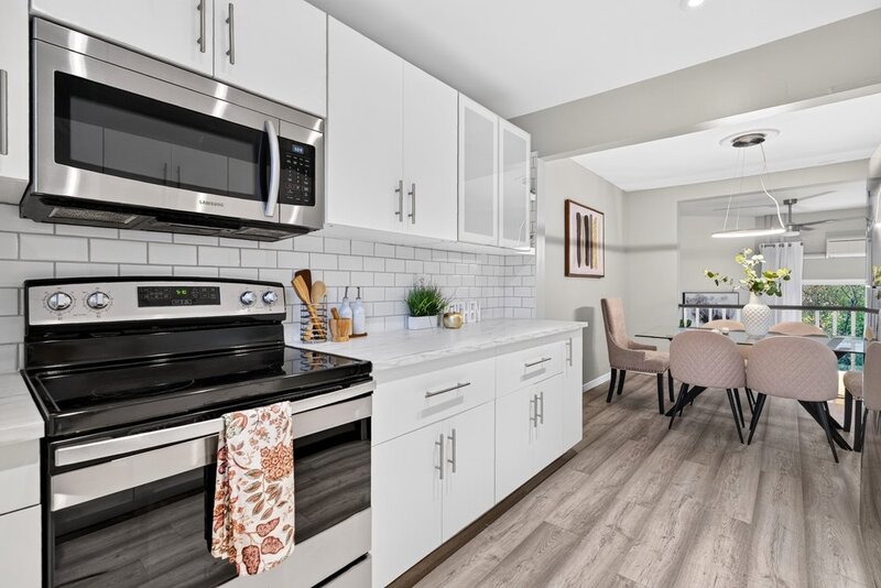 GREAT END UNIT CONDO IN PRIME STONEY CREEK LOCATION!