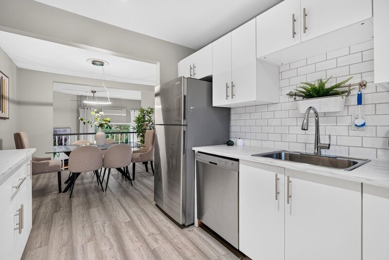 GREAT END UNIT CONDO IN PRIME STONEY CREEK LOCATION!