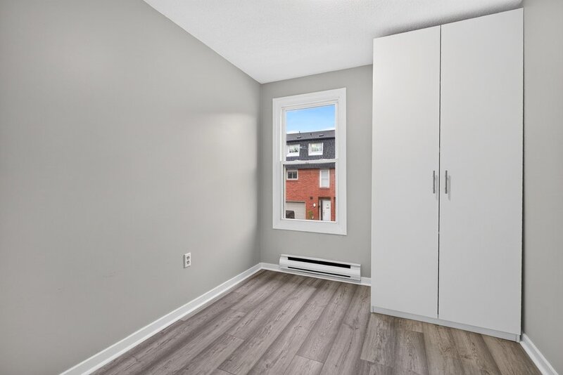 GREAT END UNIT CONDO IN PRIME STONEY CREEK LOCATION!
