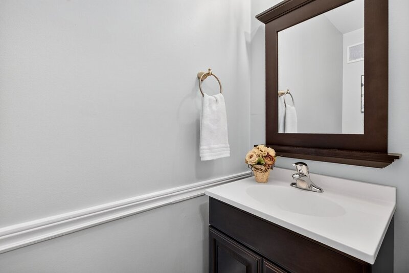 GREAT END UNIT CONDO IN PRIME STONEY CREEK LOCATION!