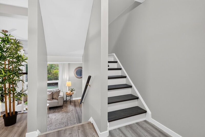 GREAT END UNIT CONDO IN PRIME STONEY CREEK LOCATION!
