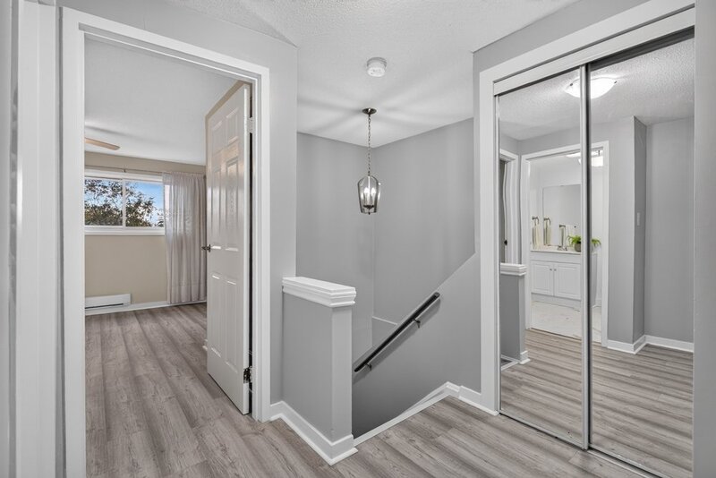 GREAT END UNIT CONDO IN PRIME STONEY CREEK LOCATION!