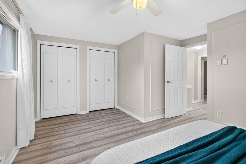 GREAT END UNIT CONDO IN PRIME STONEY CREEK LOCATION!