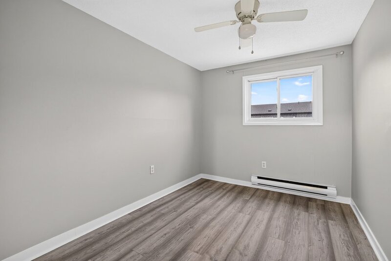 GREAT END UNIT CONDO IN PRIME STONEY CREEK LOCATION!