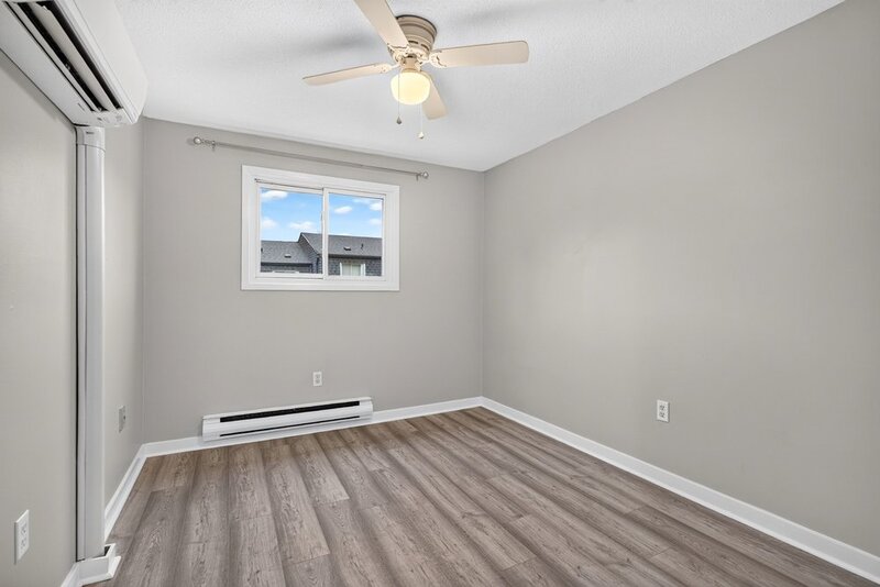 GREAT END UNIT CONDO IN PRIME STONEY CREEK LOCATION!