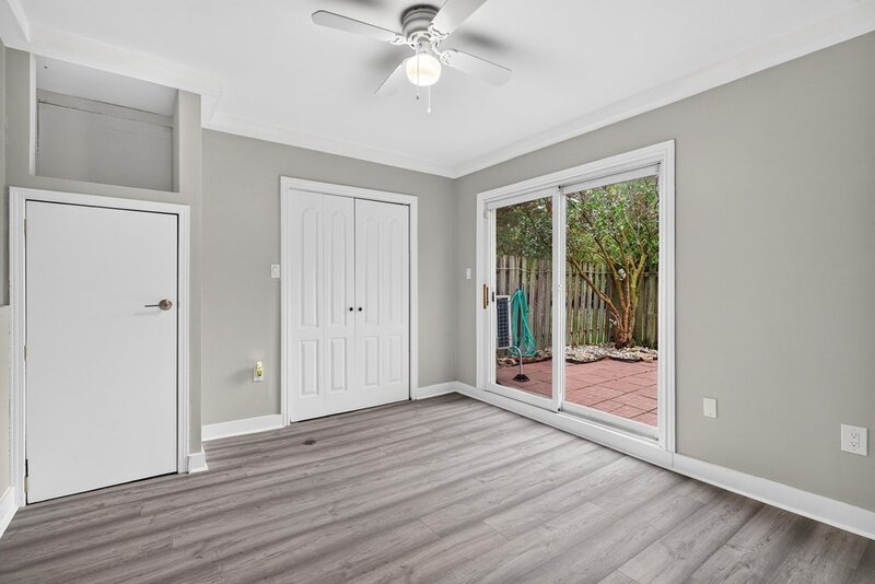 GREAT END UNIT CONDO IN PRIME STONEY CREEK LOCATION!